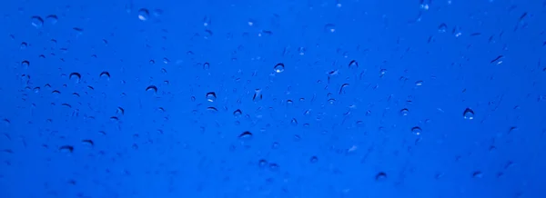 Regentropfen Auf Glas Wassertropfen Auf Ein Fenster Blauer Himmel — Stockfoto