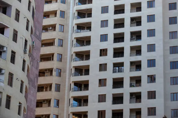 Şehirde yeni bir apartman.