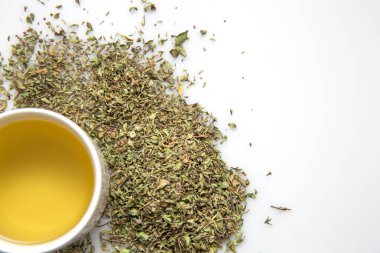 Beyaz arka planda izole edilmiş yeşil çay ve otların üst görüntüsü
