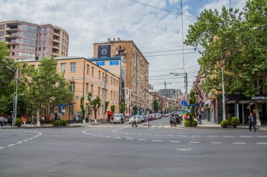 Erivan belediye binası ve Rusya meydanı Erivan, Ermenistan 'da kalabalık.
