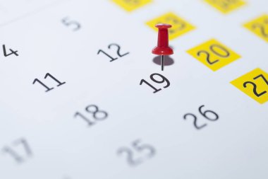 Takvimdeki beyaz ve kırmızı işaretin yakın plan görüntüsü