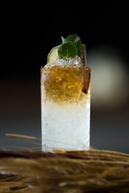 Tahta bir fıçının üzerinde alkollü bir kokteylin yakın çekimi.