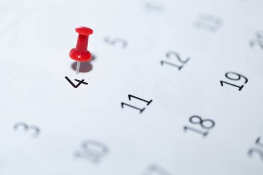 Bir takvimin arkaplanındaki beyaz ve kırmızı işaretleyiciyi kapat