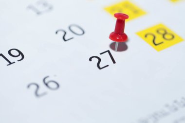 Beyaz arkaplan üzerinde tarih olan takvim