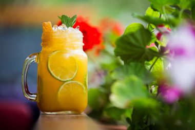 Limonata, ananas ve naneli limonata.