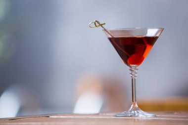 Güzel bir arka planda alkol kokteyli.