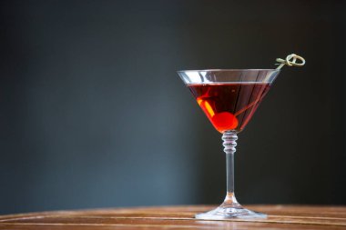 Güzel bir arka planda alkol kokteyli.