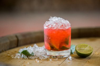 Güzel bir arka planda alkol kokteyli.