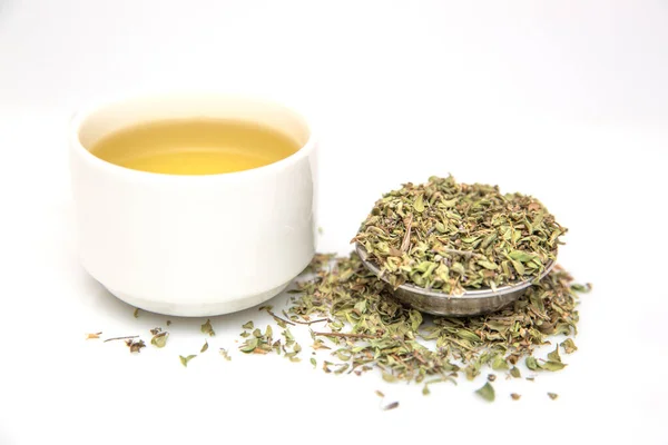Draufsicht Auf Eine Tasse Grünen Tee Und Kräuter Isoliert Auf — Stockfoto
