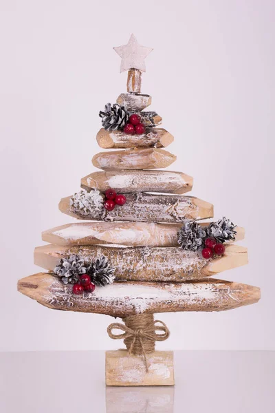 Dekorativer Weihnachtsbaum Aus Holz Isoliert Auf Weißem Hintergrund — Stockfoto