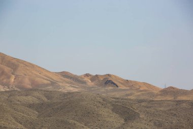 Ermenistan dağlarındaki jeolojik ferro-manyetik kaya ve diğer minerallerle dolu kırmızı kayalar..