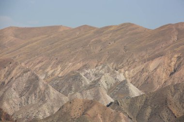 Ermenistan dağlarındaki jeolojik ferro-manyetik kaya ve diğer minerallerle dolu kırmızı kayalar..