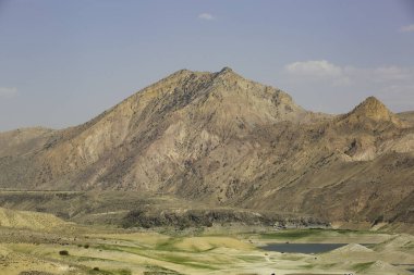 Ermenistan dağlarındaki jeolojik ferro-manyetik kaya ve diğer minerallerle dolu kırmızı kayalar..