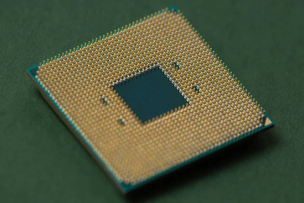Prozessor Für Einen Computer Liegt Auf Grünem Hintergrund — Stockfoto