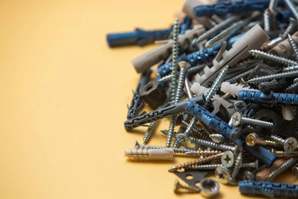 Cerrar Imagen Aislada Conjuntos Clavijas Plástico Gris Tornillos Autorroscantes Metal — Foto de Stock