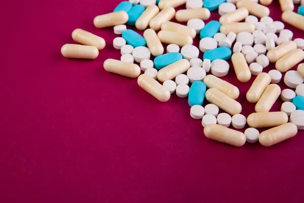 Medicamentos Diferentes Comprimidos Comprimidos Pílulas Medicina Farmacêutica Fundo Rosa — Fotografia de Stock