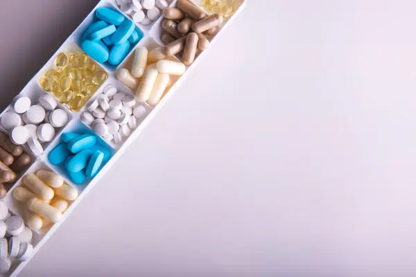 Recipiente Plástico Com Pílulas Fundo Branco — Fotografia de Stock