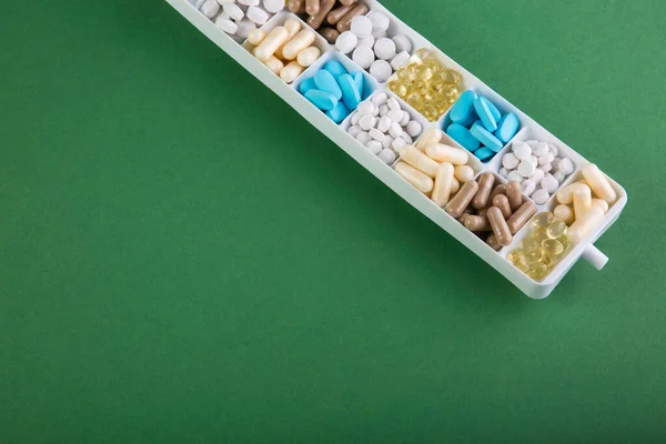 Recipiente Plástico Com Pílulas Fundo Verde — Fotografia de Stock