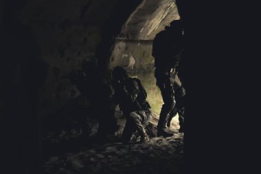 Ele geçirilen ikili asker taburdan atıldı.