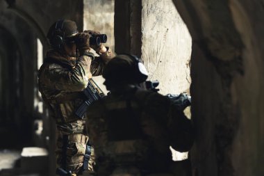 Düşman sürüngenleri için sınır bölgesini denetliyorum. 