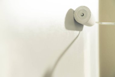 Duvarın üzerinde yuvarlanan boya silindiri - kopyalama alanı ile kapat