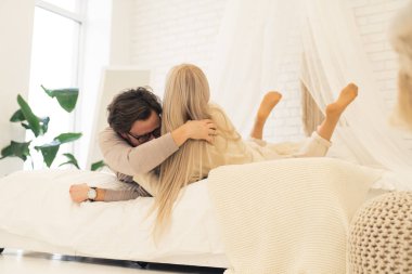 Kafkasyalı genç bir çiftin yatağa uzanması arasında samimi bir yakınlaşma anı.