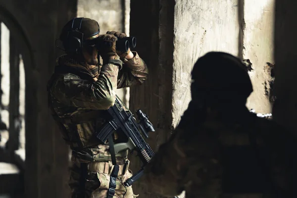 Kwetsbare positie van duo soldaten vast in een gebouw — Stockfoto