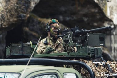 Yedek kamyon kullanan asker gibi holigan. 