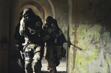 İsyancı haydut askerler isyancıların mülkünü istila ediyor.