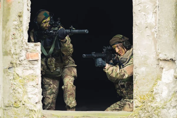 Posición oculta expuesta de mujeres soldados defendiendo al frente — Foto de Stock