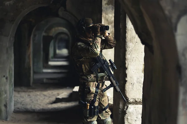 Búsqueda desesperada de tropas de reserva atrapadas en un edificio atrapado —  Fotos de Stock