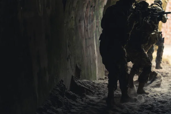 Espiralhando soldados da escuridão das cavernas para procurar rebeldes — Fotografia de Stock