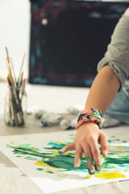 Soyut sanat. Kağıt çarşafın üzerine elleriyle modern ressamlar çiziyor. Yakın çekim.