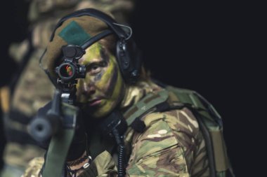 Cesur klik profesyonel asker tutkuyla bir tüfeği hedef alıyor. 