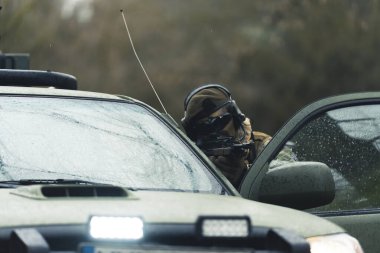 Sinsi sert asker nişan alırken hilekar oluyor. 