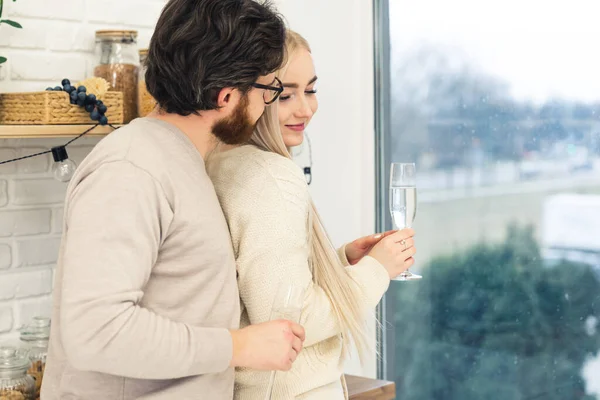 Homem de meia-idade europeu e sua bela esposa comemorando, flertando e bebendo álcool — Fotografia de Stock