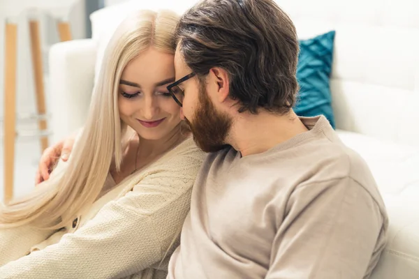 Gyönyörű intim kötelék hosszú hajú szőke nő és szakállas házastársa között — Stock Fotó
