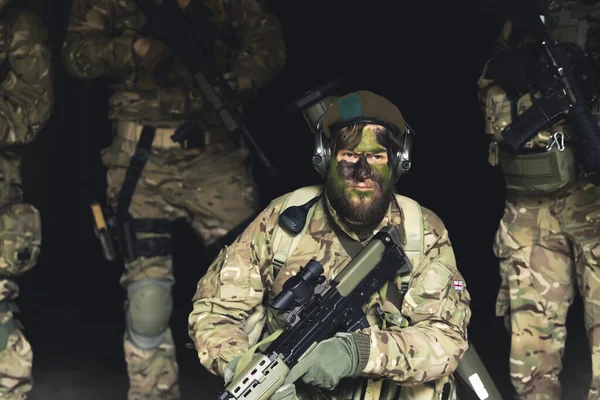 Duro soldado veterano beardo posando para fotos de los medios — Foto de Stock