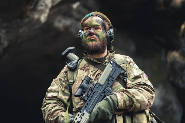 Triste soldado de meia idade perdendo seu tempo em família enquanto guardava — Fotografia de Stock