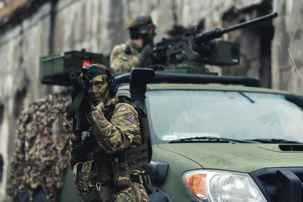 Soldado fêmea em pânico apontando com dilema no campo de batalha — Fotografia de Stock