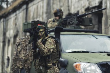 Korkak tüfek atışı düşmanı bastırıyor. 