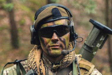 Süper havalı maço sert asker profil için poz veriyor. 