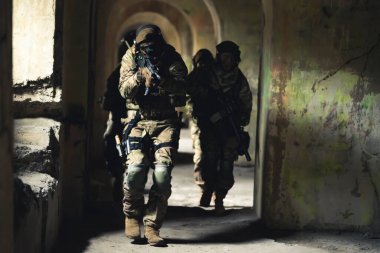 Düşman prangalarının tabanına şiddetli sızma