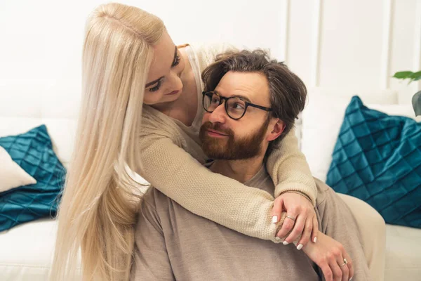 Schattig duizendjarig paar knuffelen en kijken elkaar in de ogen, betrouwbare en gelukkige relatie concept — Stockfoto