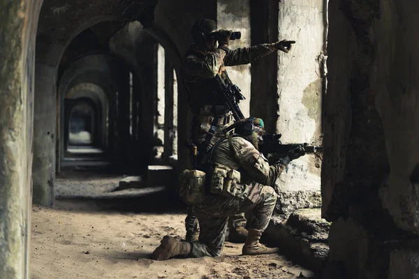 Tiro direcional crítico em ordens de vista para soldado do exército — Fotografia de Stock