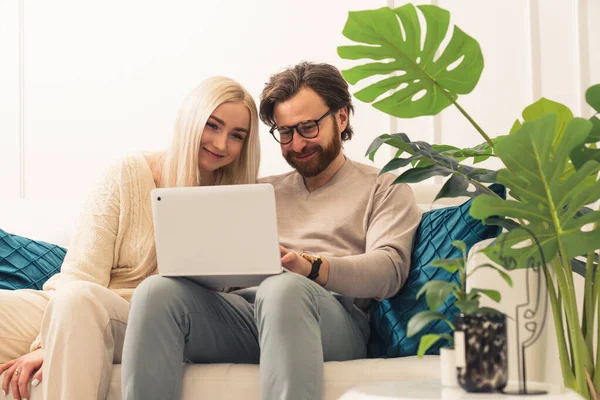 Jong blank stel met laptop in hun appartement. Internet Shopping Concept — Stockfoto