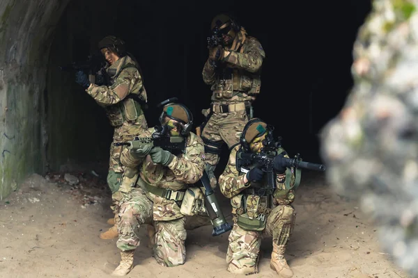 Alle gendervertegenwoordiging in het leger poseren bij grotten — Stockfoto