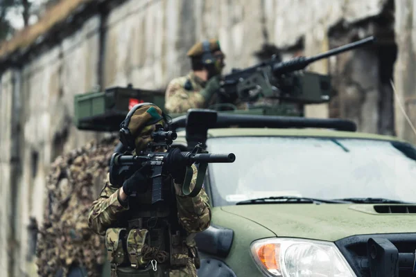 Espingardas de grau militar automáticas Maverick apontando para a zona de ameaça — Fotografia de Stock