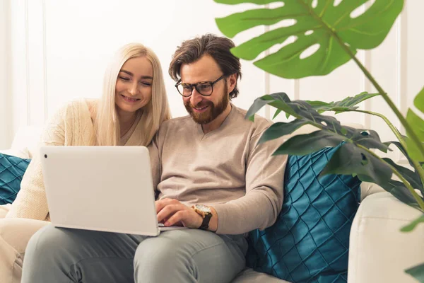 Kaukasische echtgenoten energiek online winkelen en kijken naar grappige video 's op het internet — Stockfoto