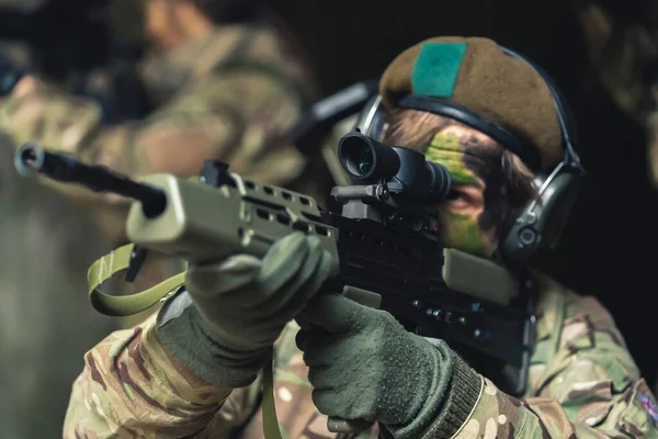 Soldado contingente apuntando a una ventana dorada para matar — Foto de Stock